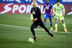 31岁世界冠军足球生涯落幕：伤病困扰下的退役抉择